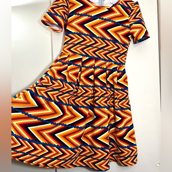 💥2/$15 LuLaRoe Amelia chevron mod 70’s inspired retro look short sleeve dress M - Picture 4 of 13